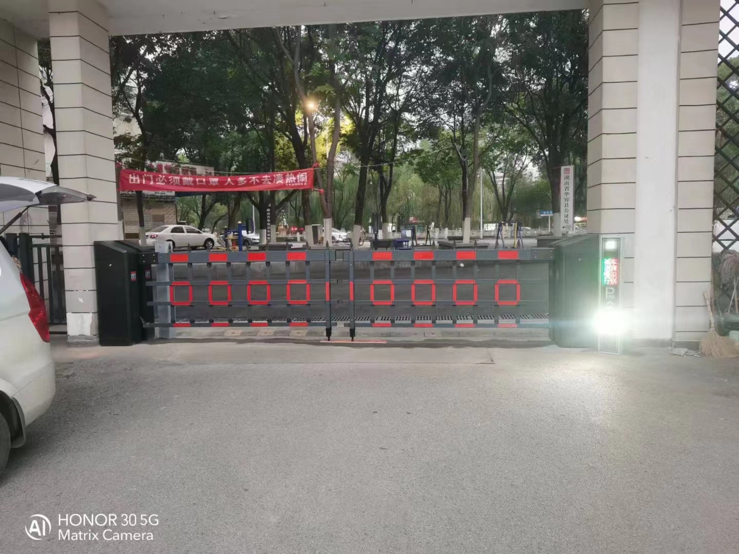 出入口道閘、出入口道閘系統(tǒng)、安裝出入口車輛道閘系統(tǒng)就選河北智控科技有限公司 